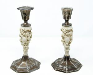 Joseph Rodgers & Sons, Sheffield (UK), 1923, Candelieri con putti alati e decorazioni floreali